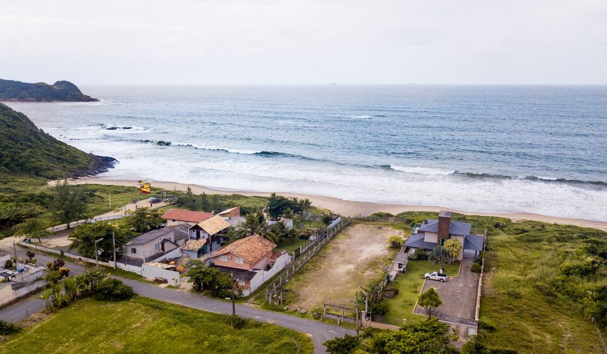 Casas na faixa litorânea vistas do alto